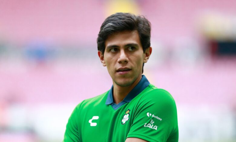 José Juan Macías con Santos Laguna previo a un partido por Liga MX en 2024