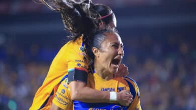 Stephany Mayor festejando gol con Tigres Femenil.