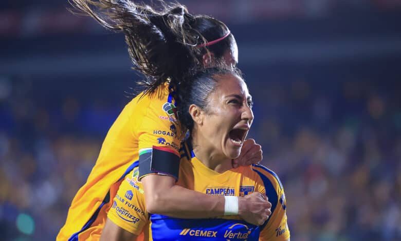 Stephany Mayor festejando gol con Tigres Femenil.