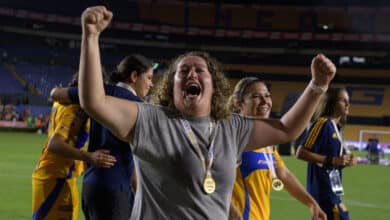 Milagros Martínez festejando el Campeón de Campeones con las Tigres.