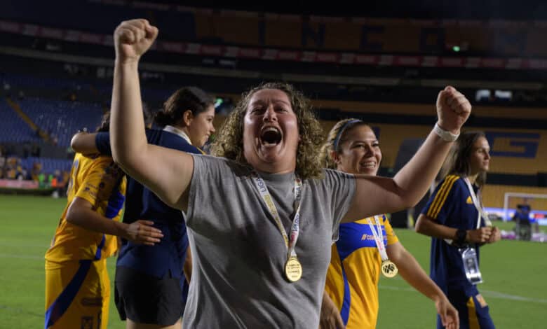 Milagros Martínez festejando el Campeón de Campeones con las Tigres.