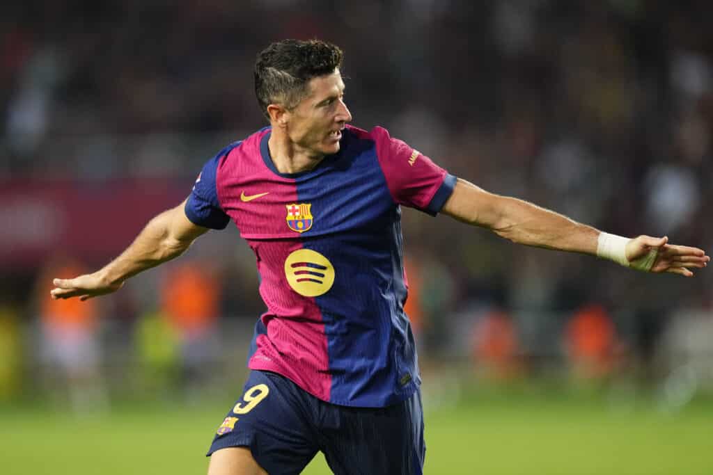 Alavés vs Barcelona: Robert Lewandowski es el máximo goleador de la liga española, convirtiendo siete anotaciones en ocho jornadas disputadas.(Photo by Jose Breton/Pics Action/NurPhoto via Getty Images)