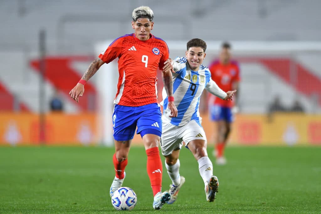 Chile no solo vive problemas en cancha, sino también fuera de ella, ya que Carlos Palacios abandonó la concentración, acusando problemas personales.(Photo by Marcelo Endelli/Getty Images)