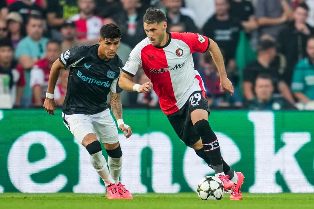 Santiago Giménez en un duelo por la UEFA Champions League.