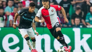 Santiago Giménez en un duelo por la UEFA Champions League.