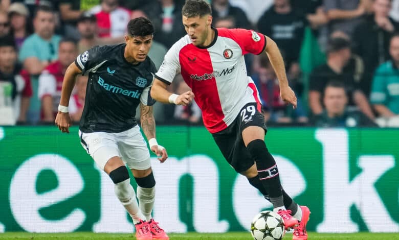 Santiago Giménez en un duelo por la UEFA Champions League.