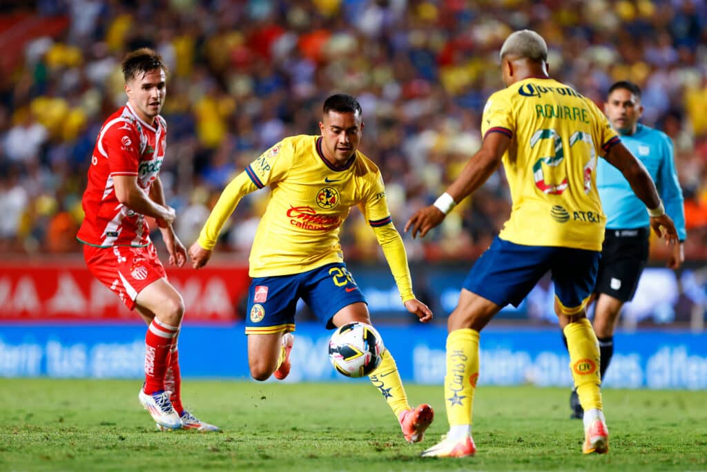 Erick Sánchez con la playera del América en el AP2024.