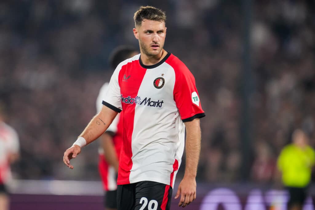 Santiago Giménez con la playera del Feyenoord.