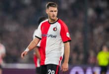 Santiago Giménez con la playera del Feyenoord.