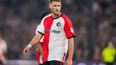 Santiago Giménez con la playera del Feyenoord.