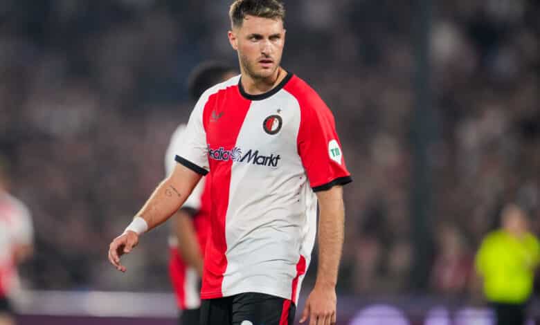 Santiago Giménez con la playera del Feyenoord.