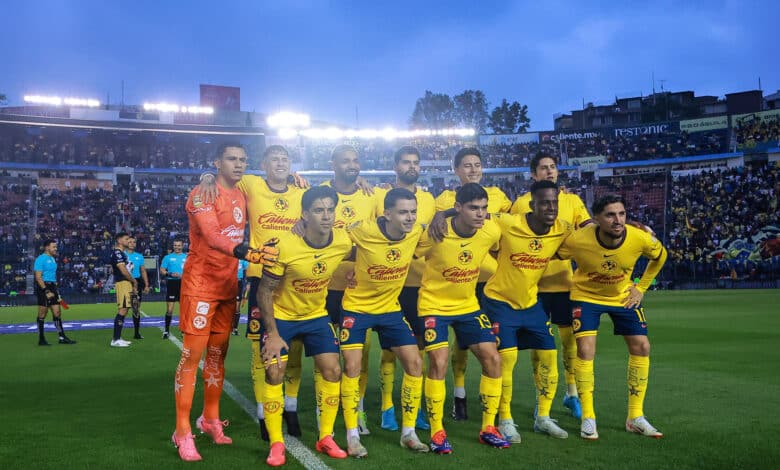 El plantel del América en la cancha de Ciudad de los Deportes.