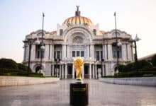 El trofeo de la FIFA en la plaza de Bellas Artes en la Ciudad de México.