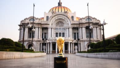 El trofeo de la FIFA en la plaza de Bellas Artes en la Ciudad de México.