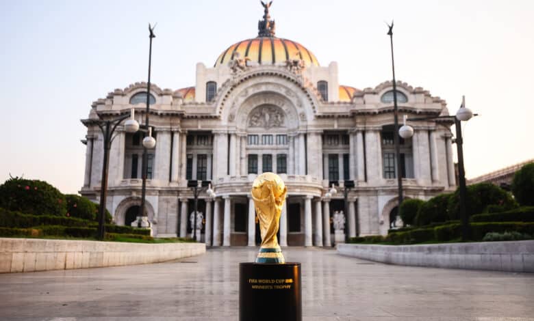 El trofeo de la FIFA en la plaza de Bellas Artes en la Ciudad de México.