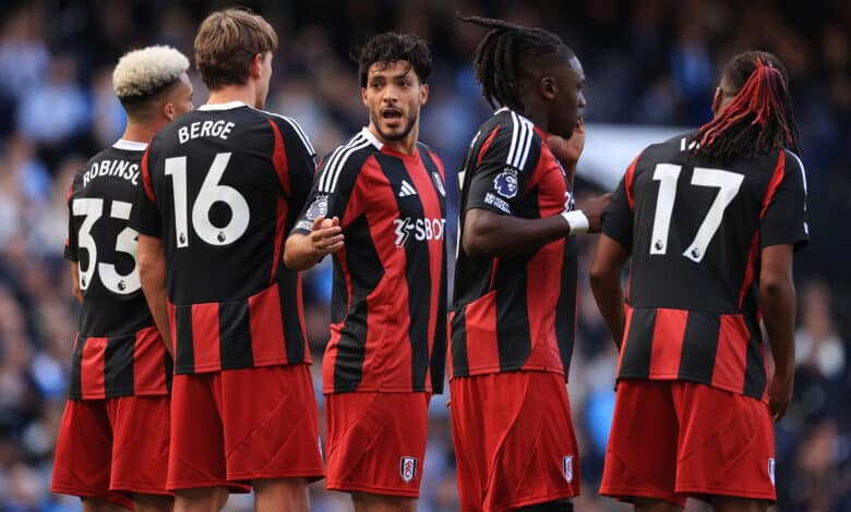 Raúl Jiménez en el duelo entre Fullham y Manchester City por la Premier League.