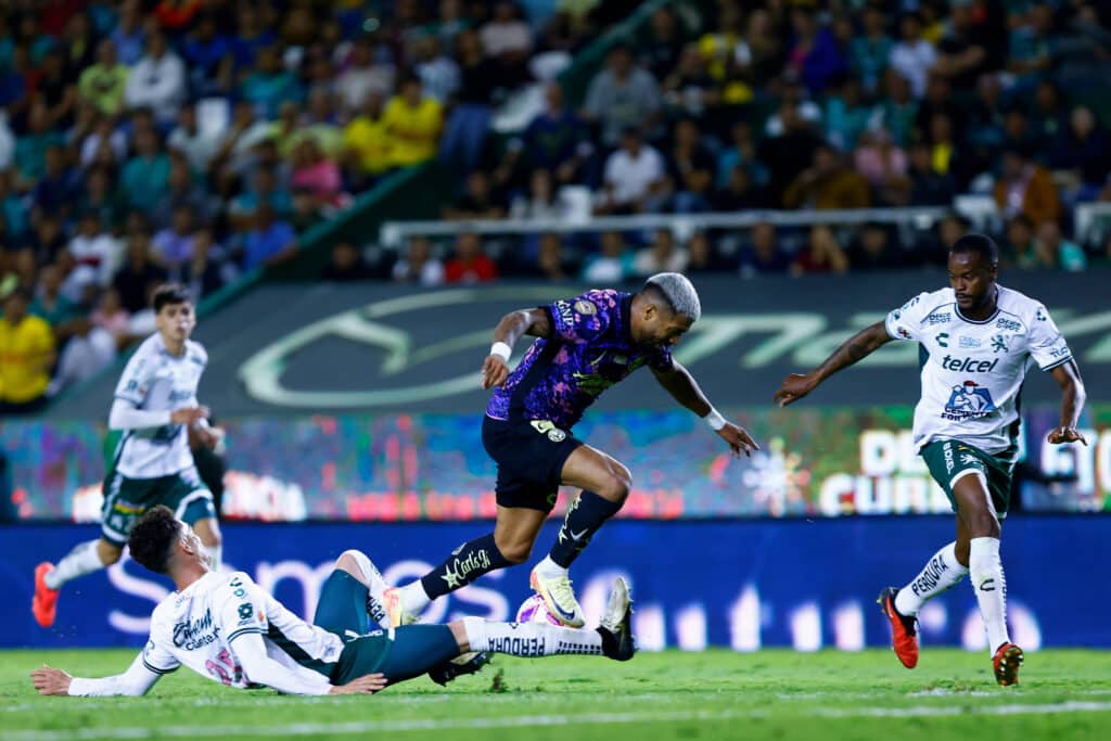 Rodrigo Aguirre en el duelo entre América y León.