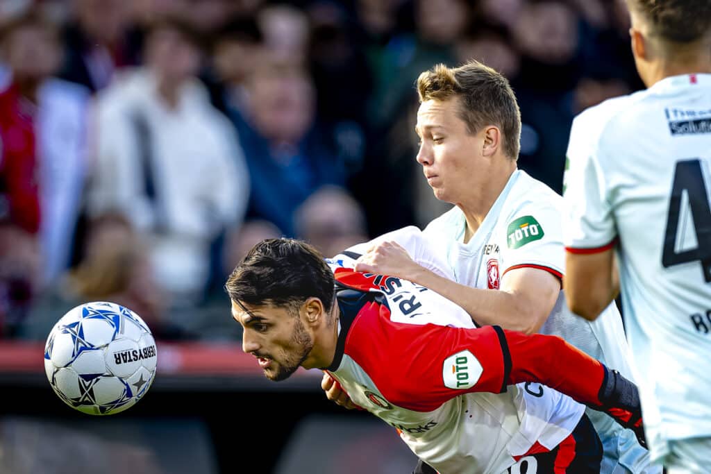 Santiago Giménez con Feyenoord en un duelo de la Eredvisie de Holanda.