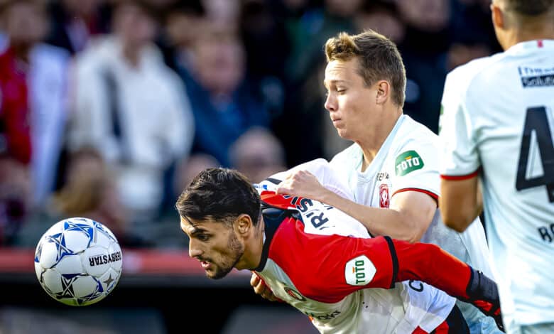 Santiago Giménez con Feyenoord en un duelo de la Eredvisie de Holanda.