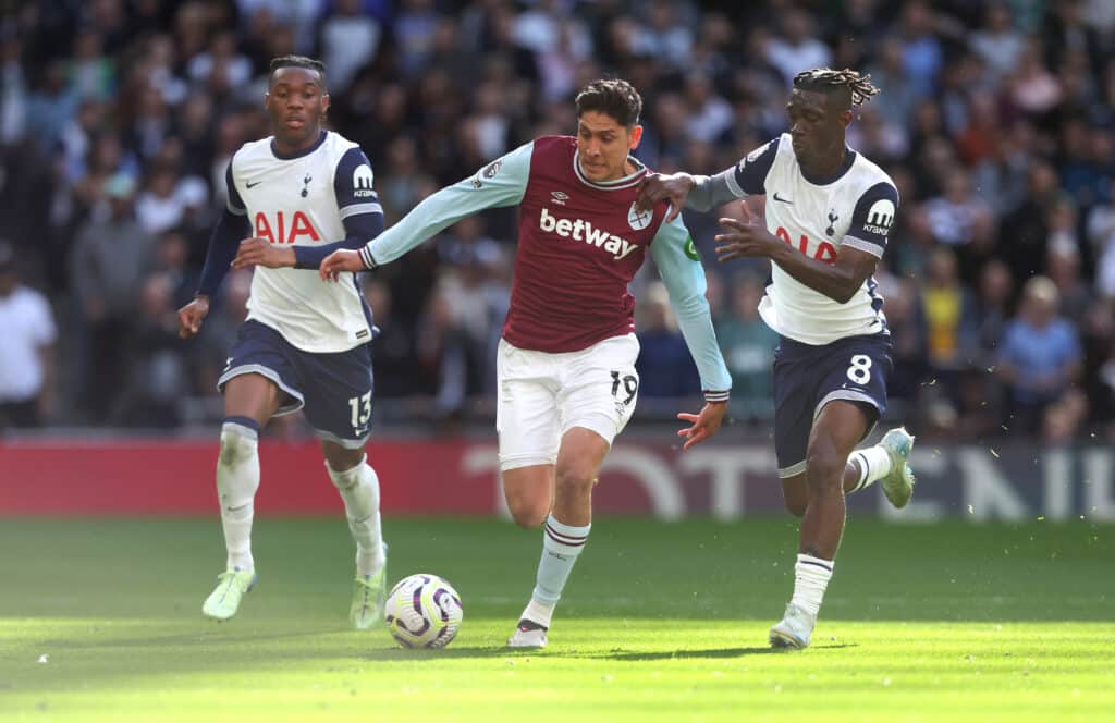 Edson Álvarez con el West Ham United.