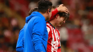 Armando Hormiga Gonzalez saliendo entre lágrimas por su lesión con Chivas de Guadalajara