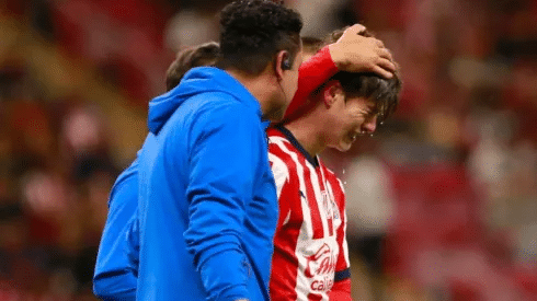 Armando Hormiga Gonzalez saliendo entre lágrimas por su lesión con Chivas de Guadalajara