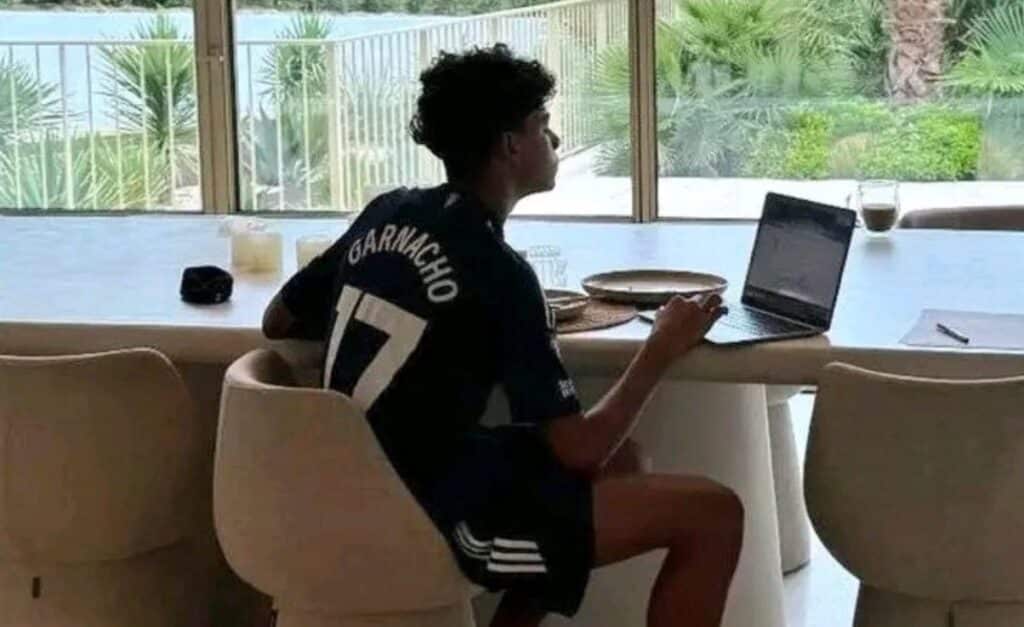 Cristiano Ronaldo Junior con la camiseta de Alejandro Garnacho