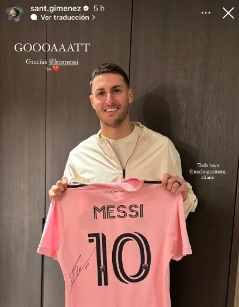 Santiago Giménez con la playera de Lionel Messi.