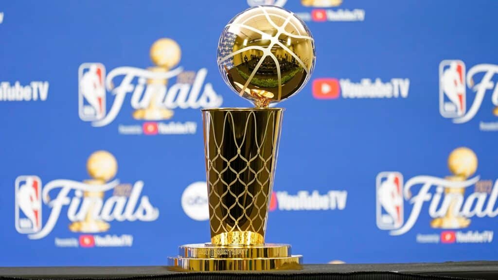 NBA entrega el trofeo Larry O'Brien, al campeón. ¿Quién será este año?