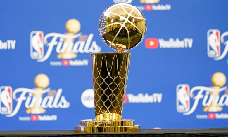 El trofeo Larry O'Brien se le entrega al campeón de la NBA. ¿Quién será este año?