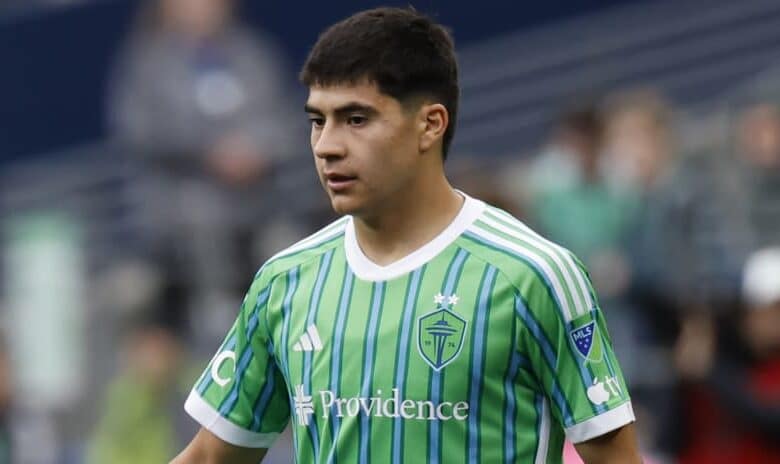 Oobed Vargas disputando un partido con el Seattle Sounders por la MLS.