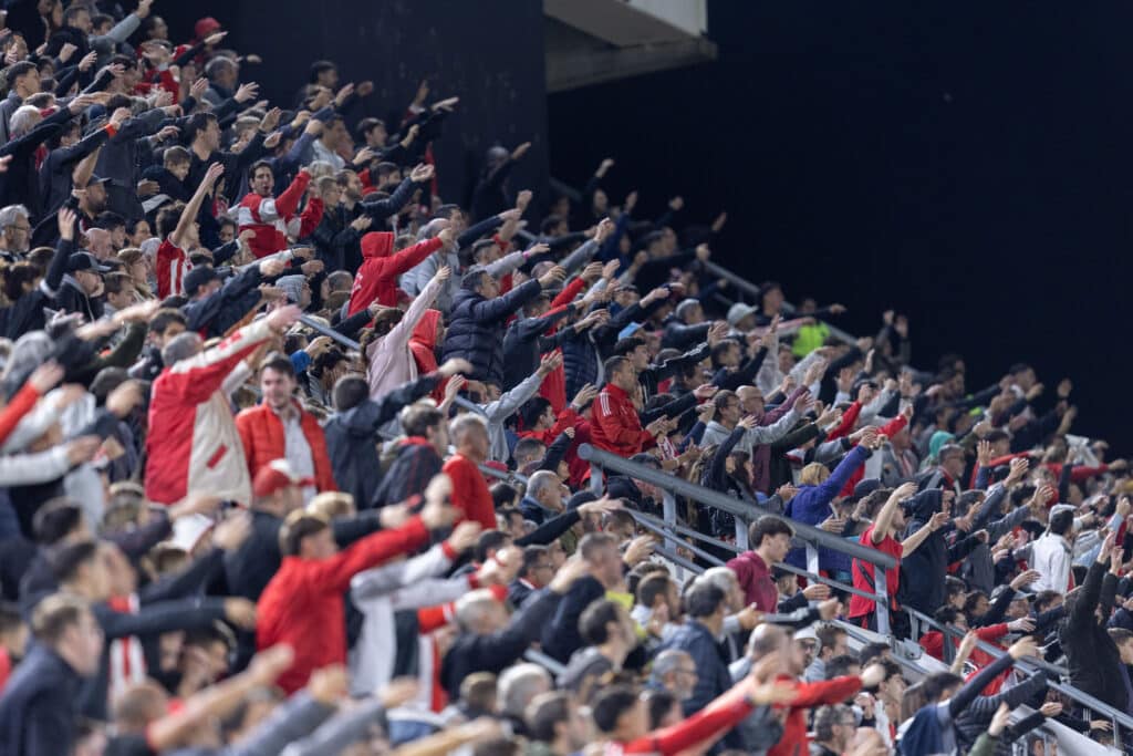 Estudiantes vs. River se miden en un estadio repleto en La Plata