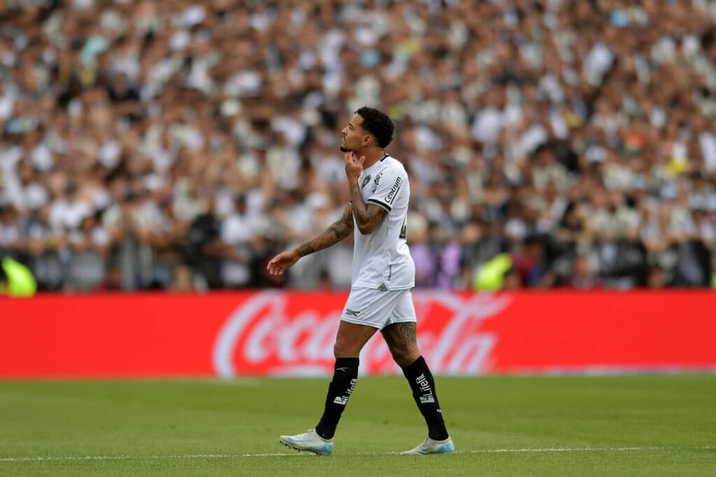 Gregore y su expulsión a los 35 segundos en la final de la Copa Libertadores 2024. (Photo by Marcelo Endelli/Getty Images)