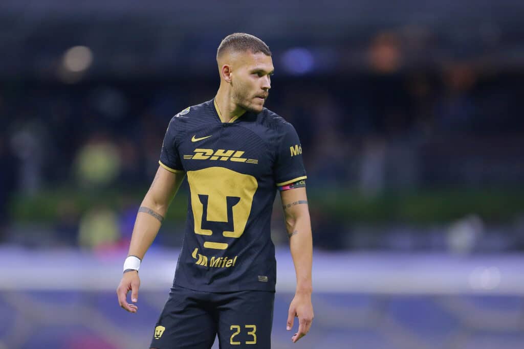 Nicolás Freire con la playera de los Pumas