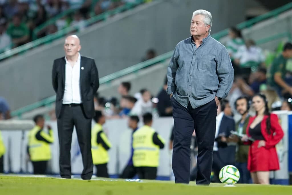 Víctor Manuel Vucetich como DT de Rayados de Monterrey.