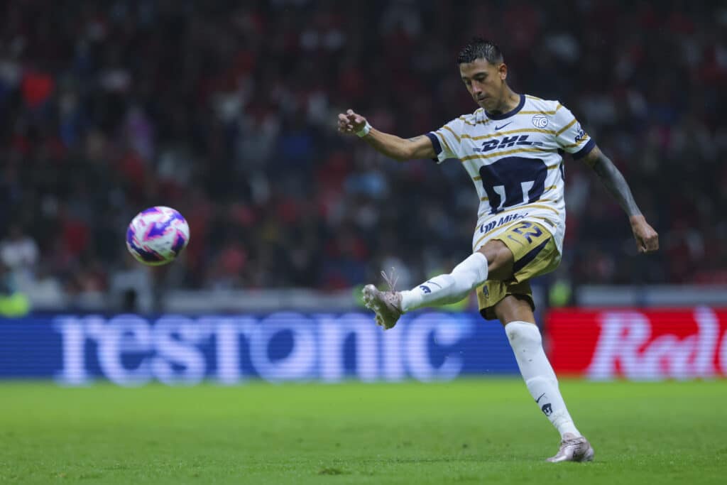 Robert Ergas con la playera de Pumas