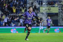 Illian Hernández con la playera del América.