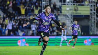 Illian Hernández con la playera del América.