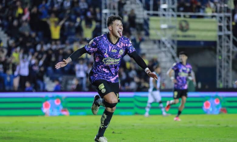 Illian Hernández con la playera del América.