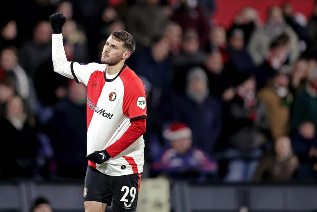 Santiago Giménez con el Feyenoord de los Países Bajos.