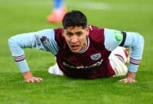 Edson Álvarez con la playera del West Ham United.