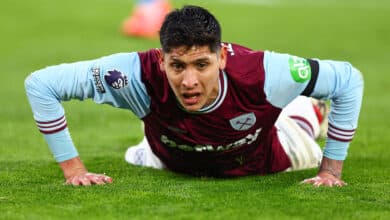 Edson Álvarez con la playera del West Ham United.