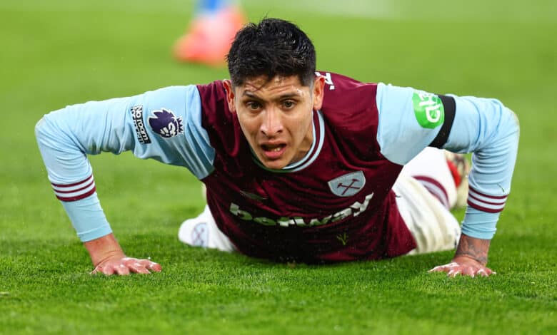 Edson Álvarez con la playera del West Ham United.