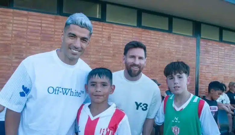 Lionel Messi, de paseo por Rosario junto a su amigo Luis Suárez.