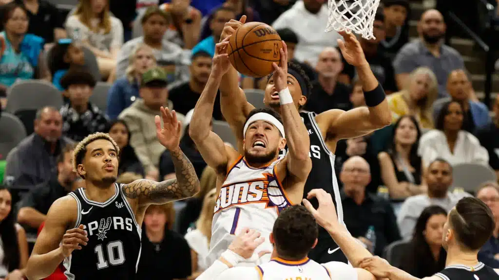 San Antonio Spurs vs Phoenix Suns será uno de los partidos esperados de la jornada de martes de la Emirates NBA Cup. 