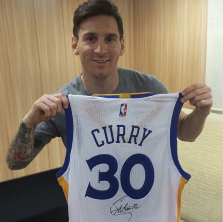 La vez que Stephen Curry le regalo a Lionel Messi su camiseta.