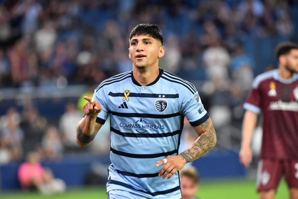 Alan Pulido con la playera del Sporting Kansas City