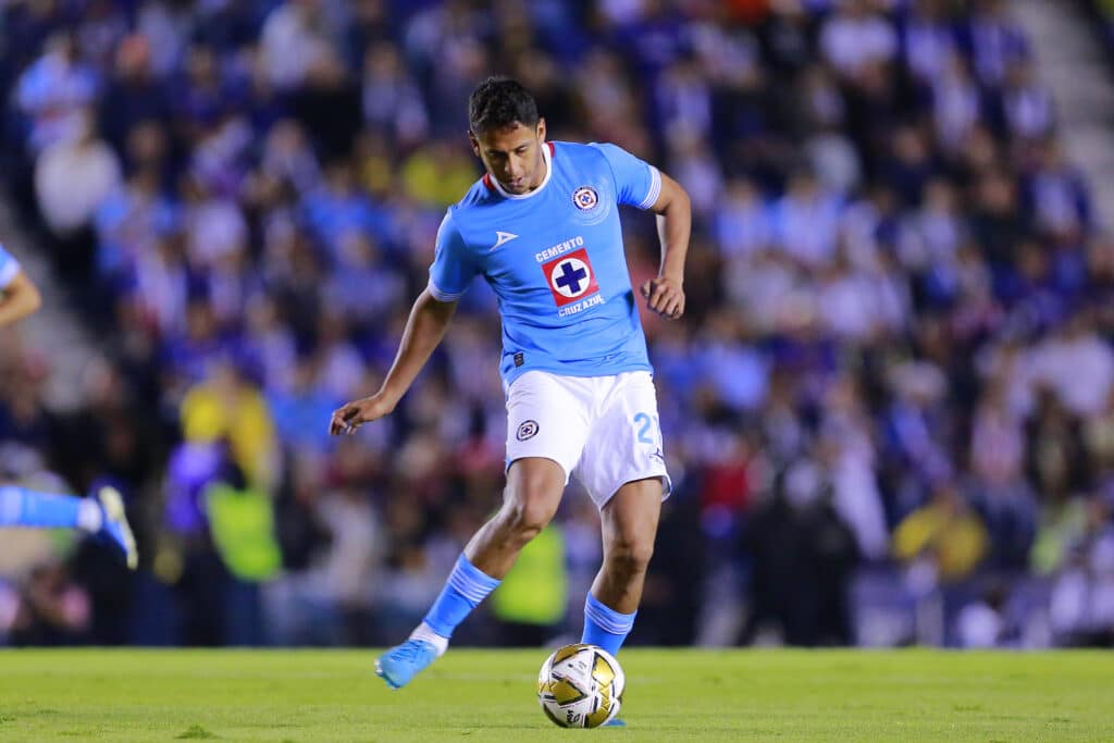 Luis Romo con la playera de Cruz Azul