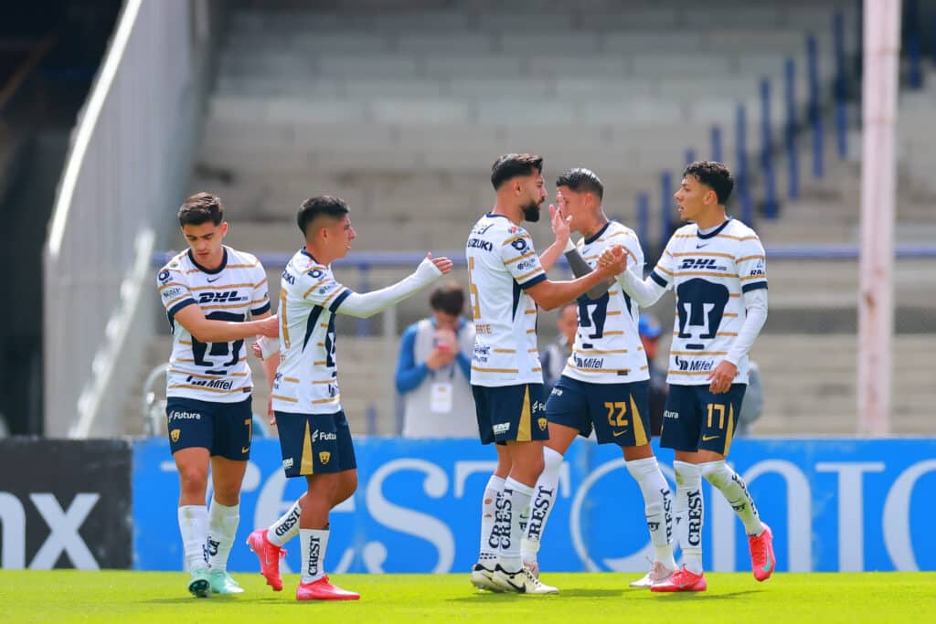 Jorge Ruvalcaba con la playera de Pumas vs Necaxa.