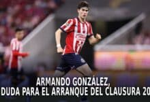 Armando González con la playera de Chivas.